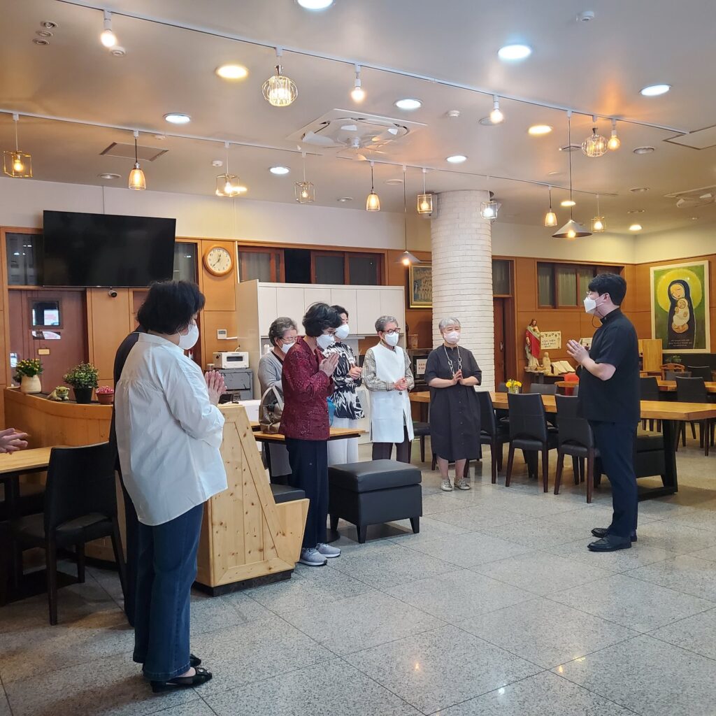 성베르뇌대학 학생들의 평화방송 출연 녹화
