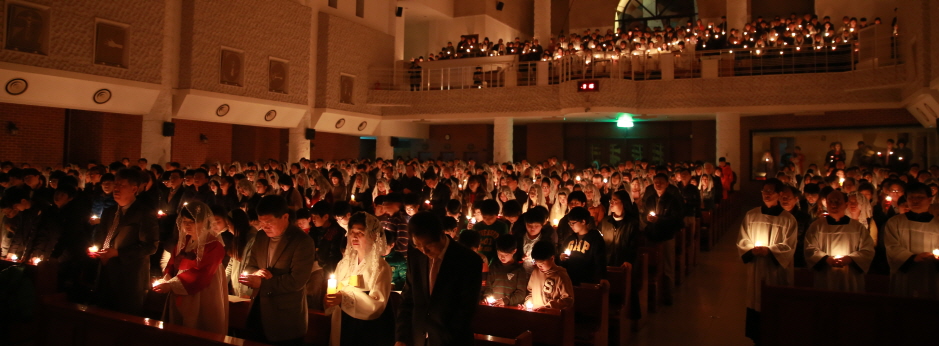 부활대축일 빛의 예식 중